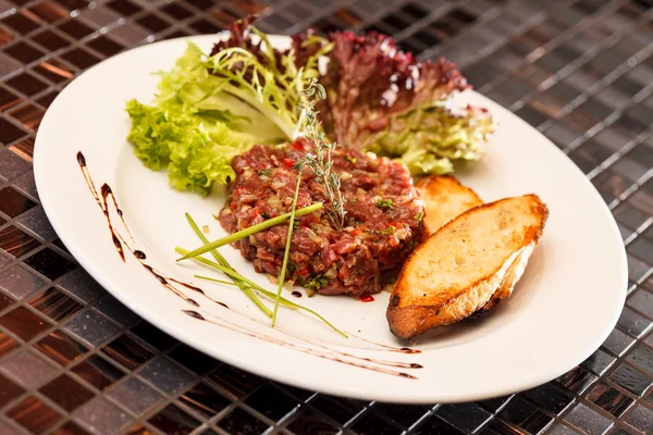 Tártaro de carne com alface — Fotografia de Stock