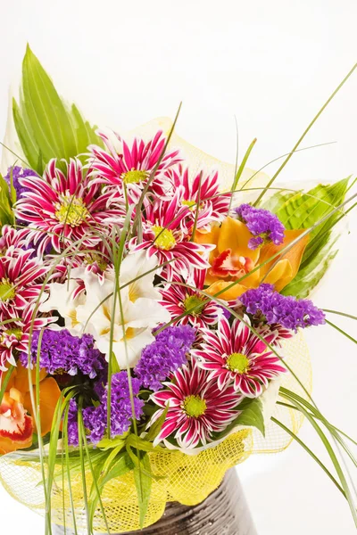 Kleurrijke bloemen in baske — Stockfoto