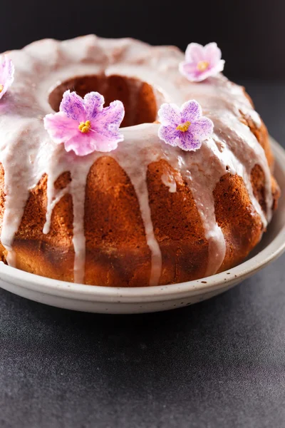 Gâteau glacé sur assiette — Photo