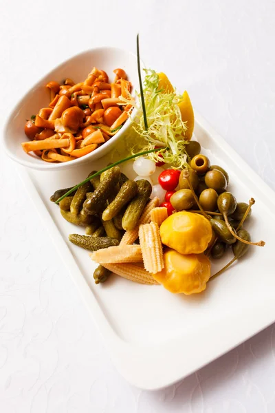 Set on a plate of pickles — Stock Photo, Image