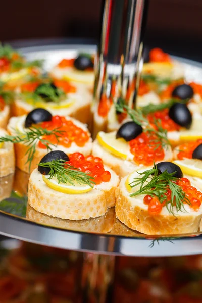 Sabrosos aperitivos con caviar — Foto de Stock