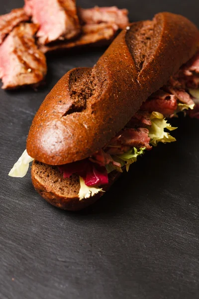 Bolo com rosbife grelhado — Fotografia de Stock