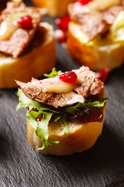 Canapes with beef meat — Stock Photo, Image