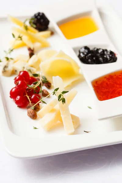 Cheese plate with berries — Stock Photo, Image