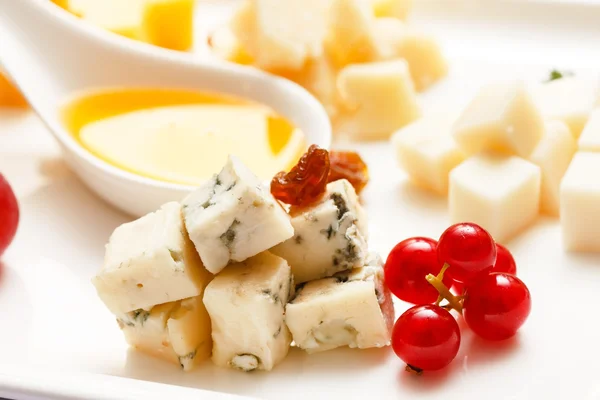 Placa de queso con bayas — Foto de Stock