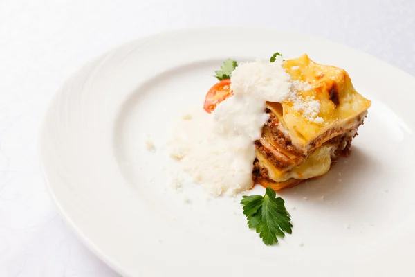 Tradiční lasagne na desce — Stock fotografie