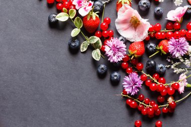 Yaz meyveler ve çiçekler