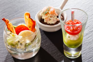Bardaklarda lezzetli aperatifler