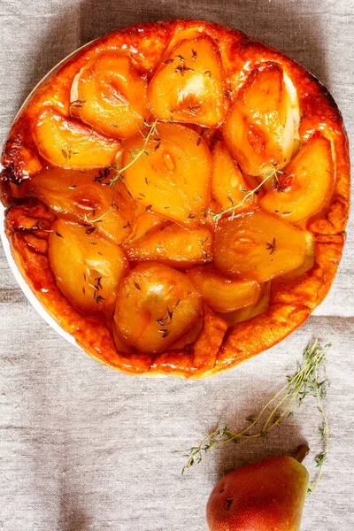 Tarte Tatin with pears and thyme — Stock Photo, Image