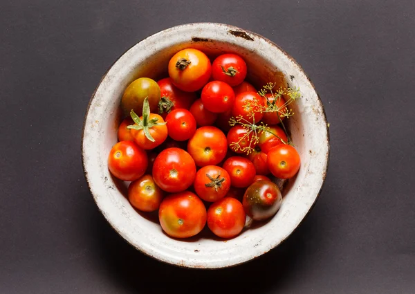 Tomates em tigela branca — Fotografia de Stock