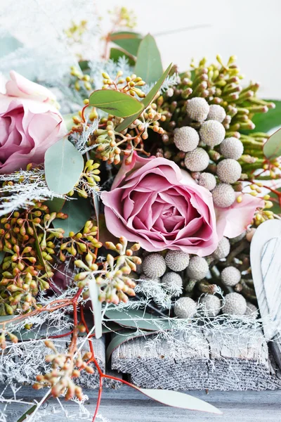 Ramo romántico con rosas rosadas — Foto de Stock