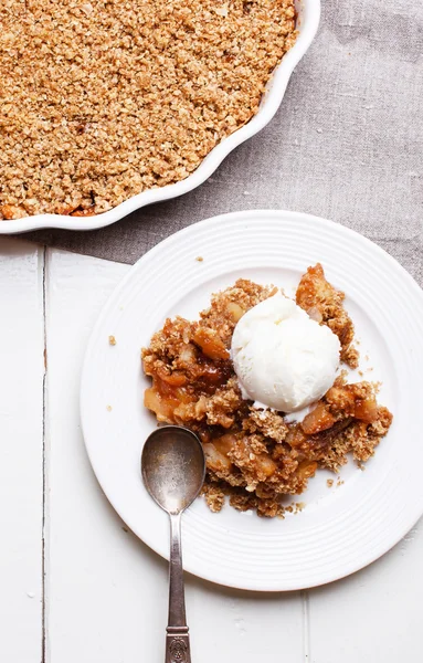 Apple crumble with ice cream — Stock Photo, Image