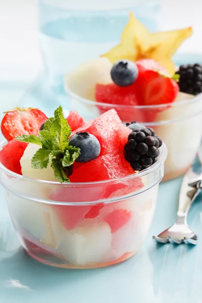 Ensalada de frutas en cuencos —  Fotos de Stock