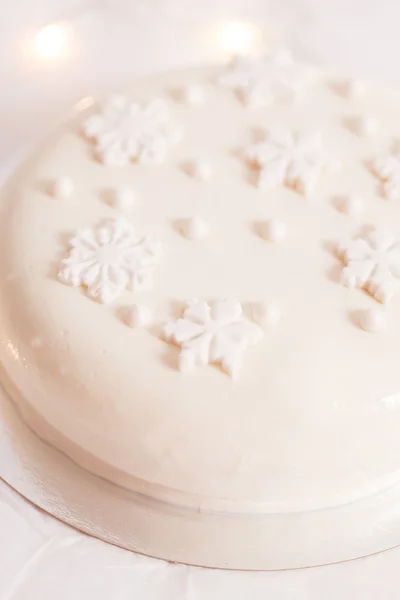 Christmas cake and decorations — Stock Photo, Image