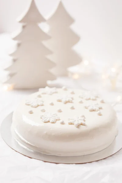 Christmas cake and decorations — Stock Photo, Image