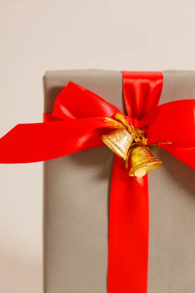 Vánoční dárky s červenou stuhu — Stock fotografie