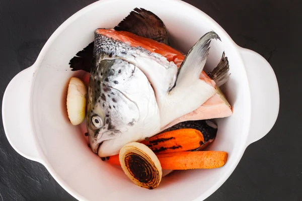 魚のスープの生サーモン — ストック写真