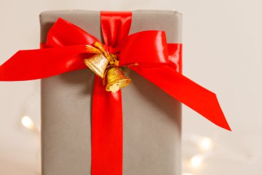 Kırmızı yay ile Noel hediyeleri