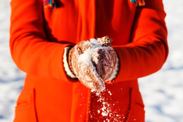 Kobieta ręka w Zasypani rękawice — Zdjęcie stockowe