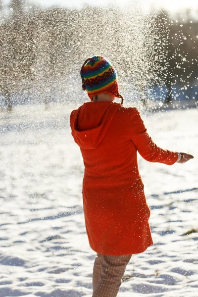 Femme dans le parc d'hiver — Photo