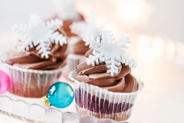 Кексы со сладкими снежинками — стоковое фото