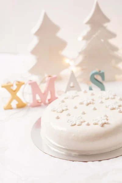 Karácsonyi torta és a díszek — Stock Fotó