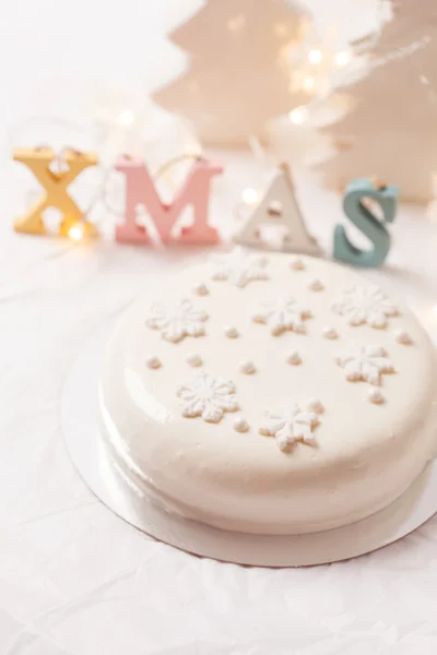 Christmas cake and decorations — Stock Photo, Image