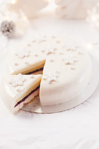 Christmas cake and decorations — Stock Photo, Image