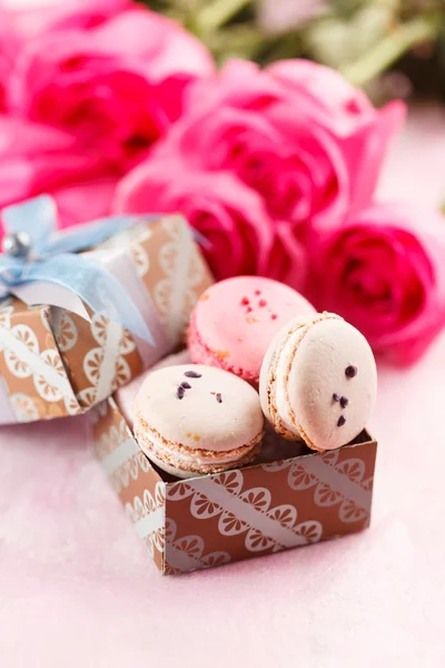 Macarrones en caja de regalo — Foto de Stock