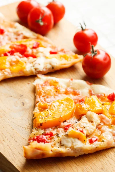 Fetta di pizza a bordo — Foto Stock