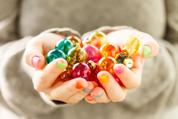 Las bolas de Navidad en las manos — Foto de Stock