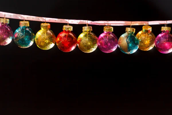 Різдвяні кульки висять на стрічці — стокове фото
