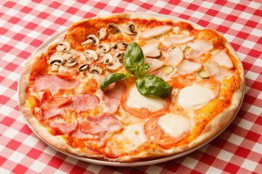 Lezzetli pizza damalı masa örtüsü üzerinde