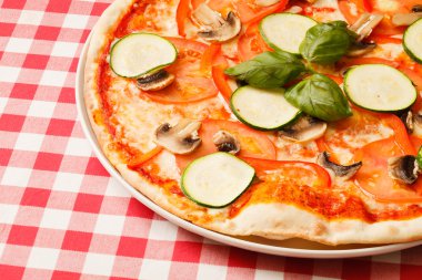 Domatesli vejetaryen pizza.