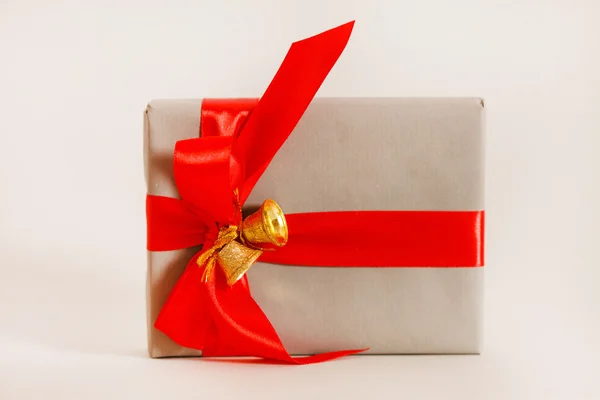 Weihnachtsgeschenke mit roter Schleife — Stockfoto