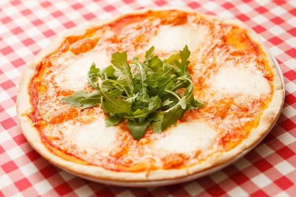 Vegetarisk pizza på bordet — Stockfoto