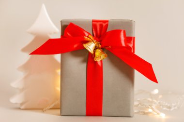 Kırmızı yay ile Noel hediyeleri