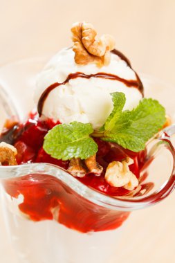 Meyve soslu dondurma