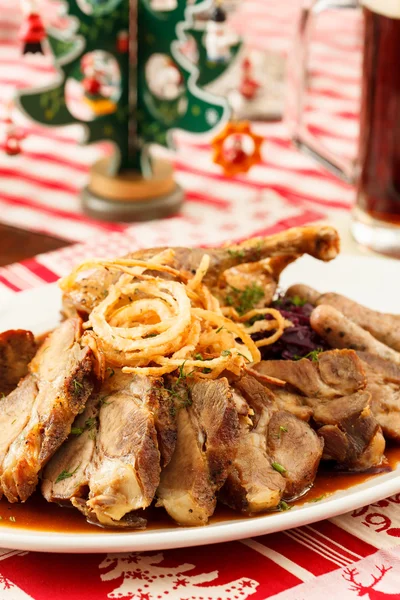 Carne asada en la mesa de Navidad —  Fotos de Stock