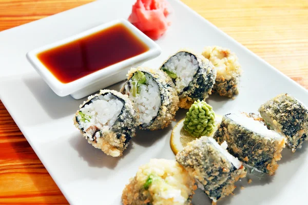 Νόστιμο σούσι στο πιάτο — Φωτογραφία Αρχείου