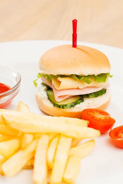 Hamburguesa con papas fritas —  Fotos de Stock