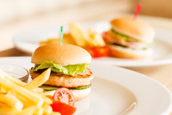 Hamburguesa con papas fritas —  Fotos de Stock