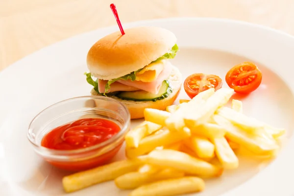 Hamburguesa con papas fritas —  Fotos de Stock