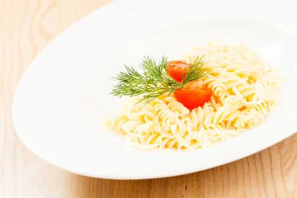 Massa com queijo e tomate — Fotografia de Stock