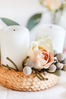 Çiçekler ve mumlar süslemeleri