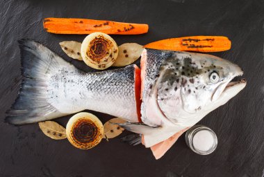 Çiğ somon balık çorbası