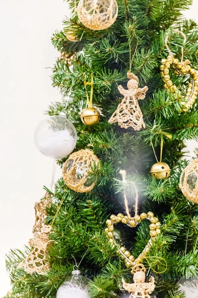 Weihnachtsbaum mit Dekoration — Stockfoto