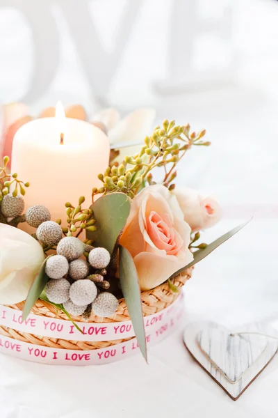 Blumen und Kerzen Dekoration — Stockfoto