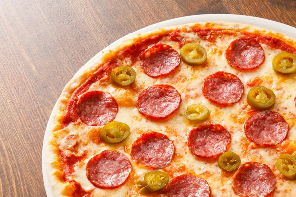 Pizza com pepperoni e azeitonas — Fotografia de Stock