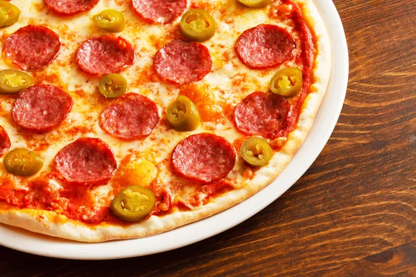 Pizza con salame piccante e olive — Foto Stock